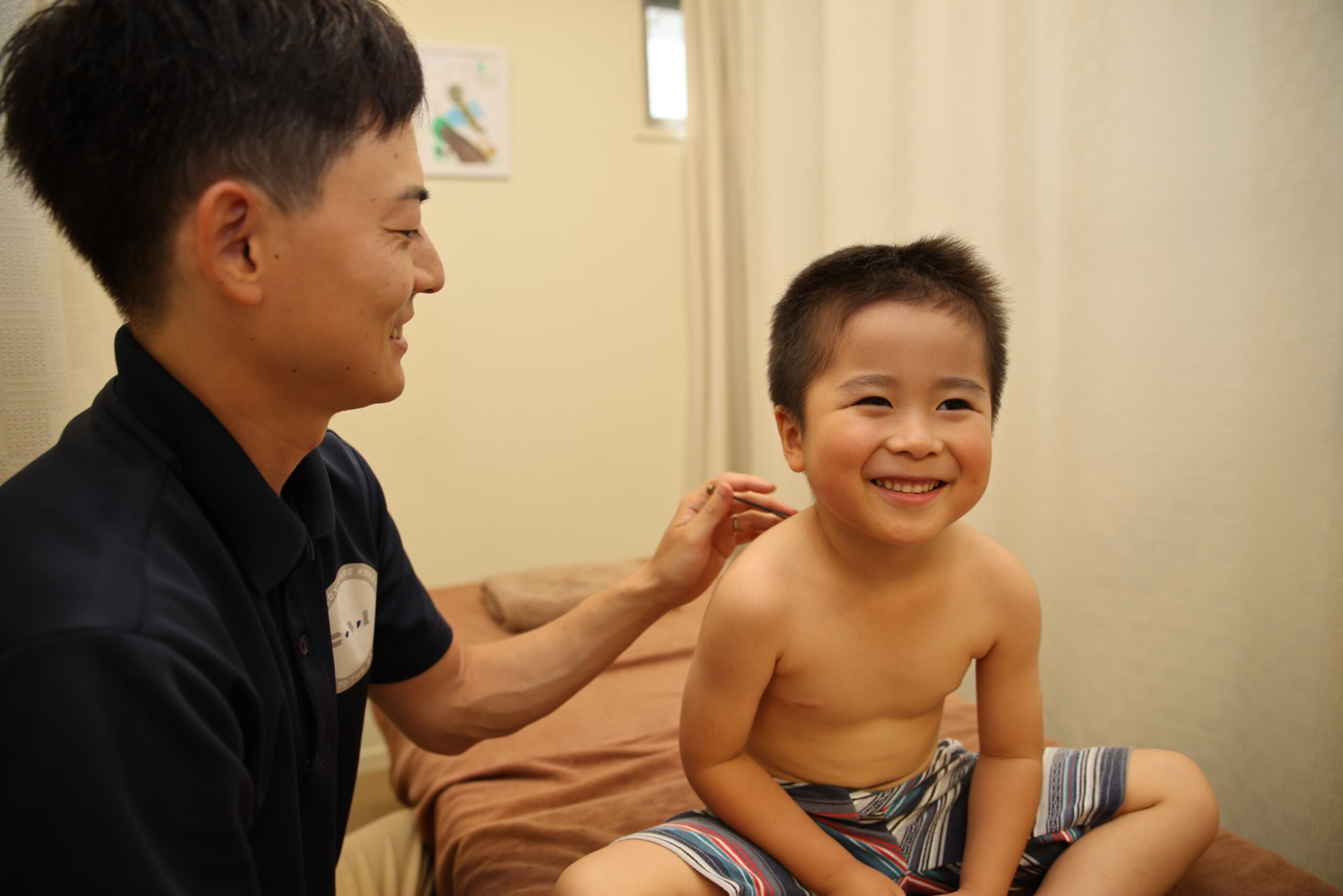 こはる堂で子どもに小児はりを行う様子