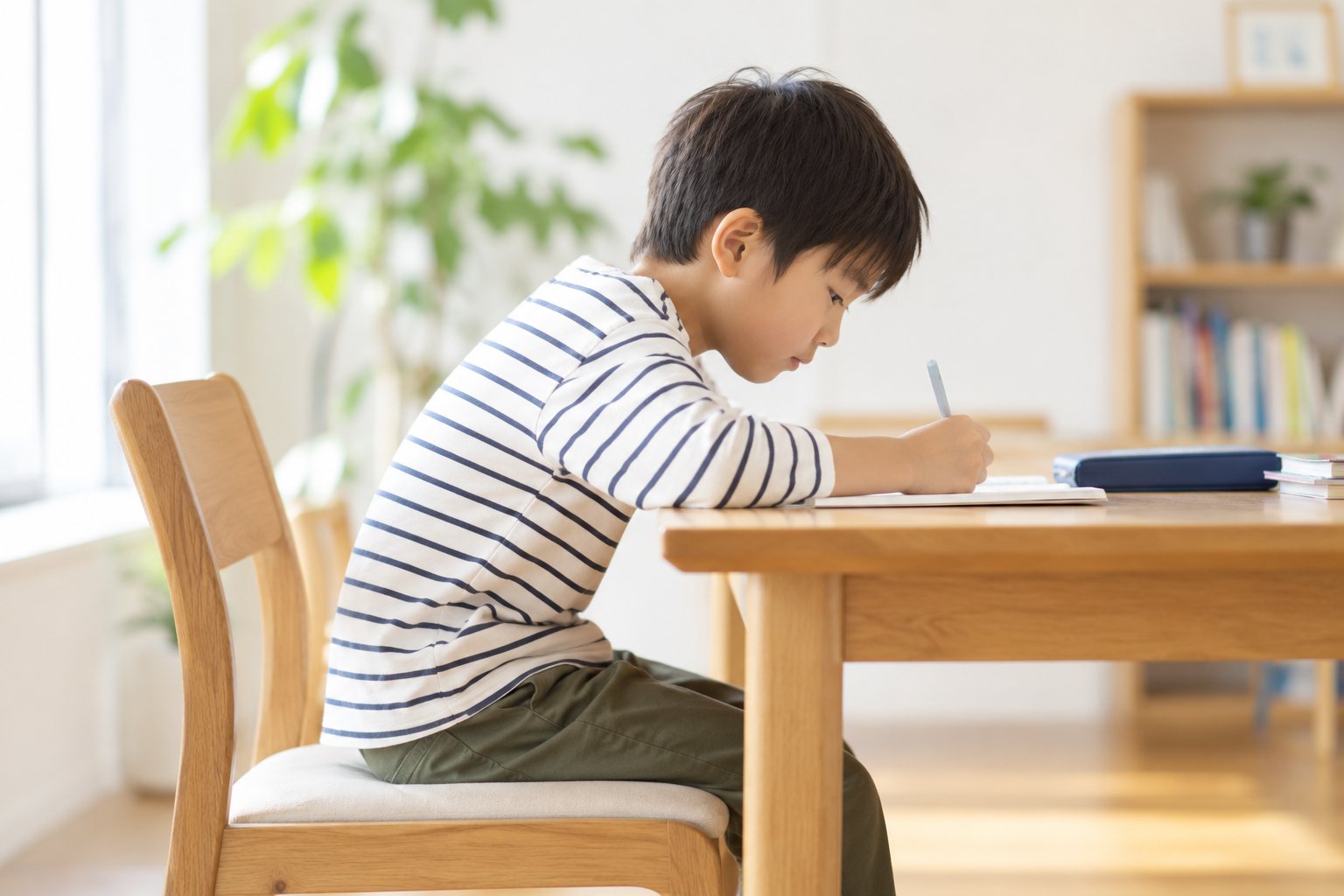 勉強中に姿勢が崩れている子ども
