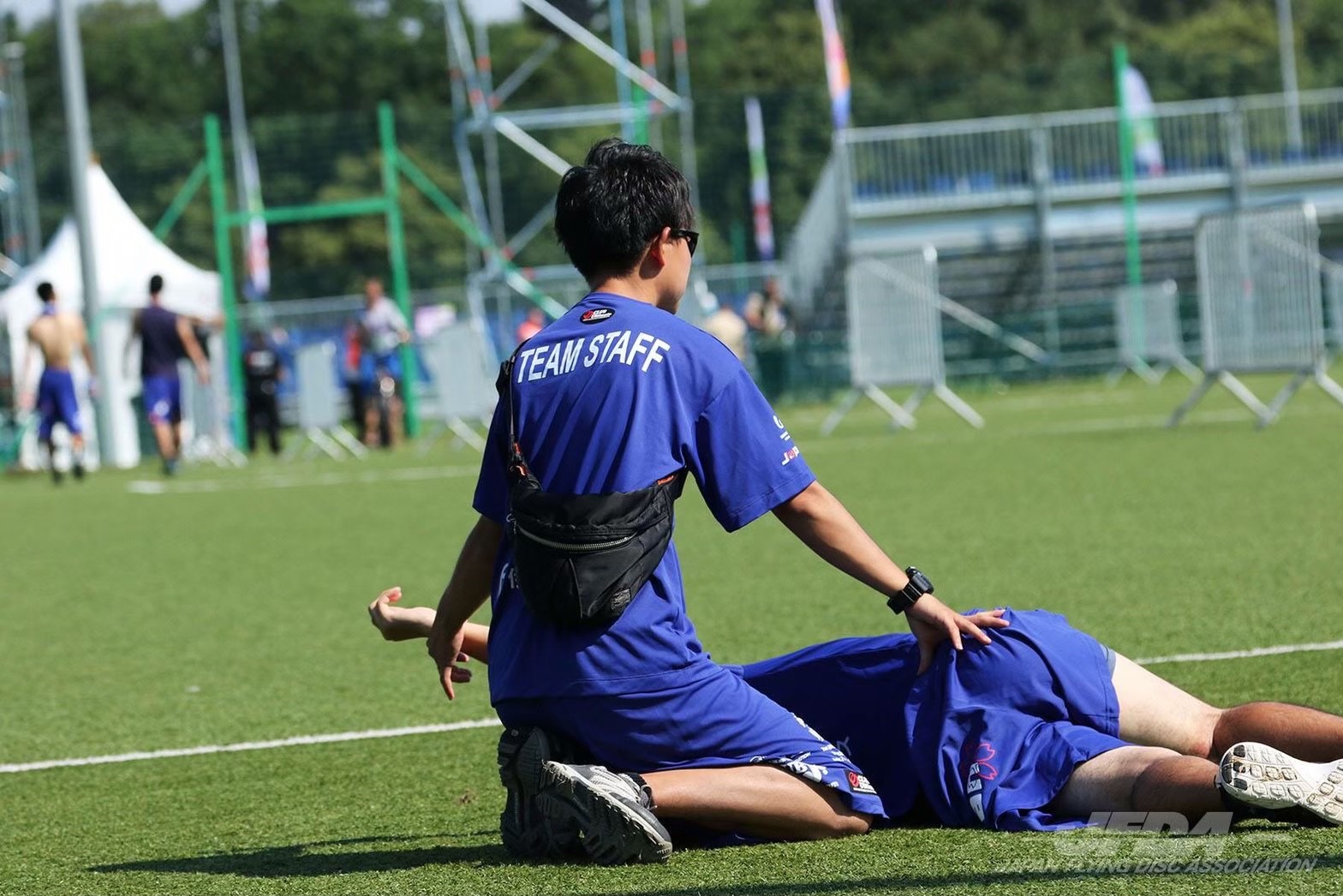 スポーツチームでトレーナー指導を行う様子